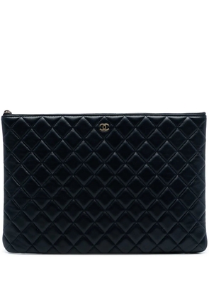 CHANEL Pre-Owned 2014-2015 Large Quilted Lambskin O Case clutch bag - Blue