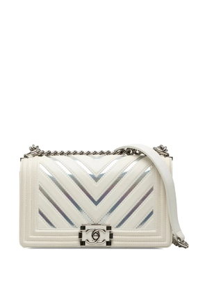 CHANEL Pre-Owned 2018 Old Medium Chevron Lambskin and Iridescent PVC Boy Flap crossbody bag - White