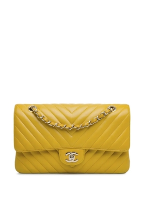 CHANEL Pre-Owned 2017-2018 Medium Classic Chevron Lambskin Double Flap shoulder bag - Yellow