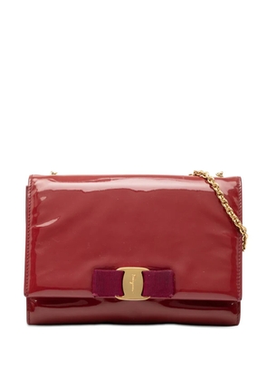 Ferragamo Pre-Owned 2010-2025 Patent Vara Bow Chain crossbody bag - Red