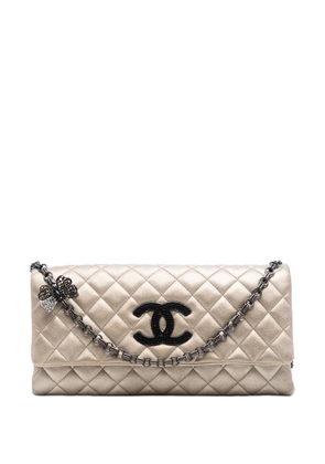 CHANEL Pre-Owned 2010-2011 CC Quilted Metallic Lambskin Butterfly Chain Clutch shoulder bag - Gold