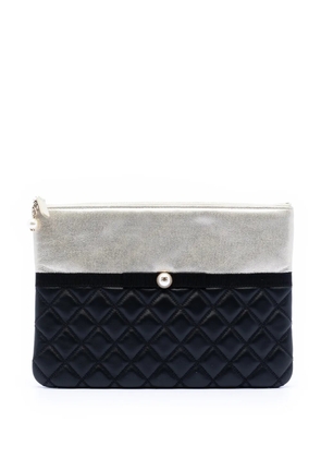 CHANEL Pre-Owned 2016-2017 Medium Quilted Lambskin and Metallic Calfskin Pearl O Case clutch bag - Black
