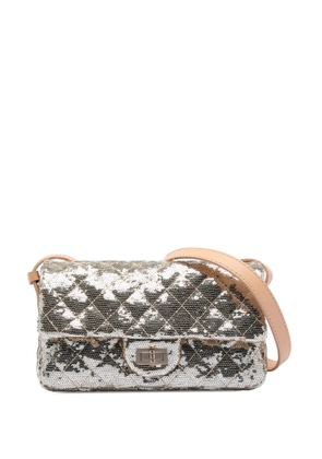 CHANEL Pre-Owned 2009-2010 Quilted Sequined Raffia Easy Reissue 2.55 Single Flap 225 crossbody bag - Brown