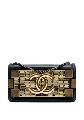 CHANEL Pre-Owned 2015-2016 Paris Seoul Lambskin and Metallic Plate Lego Boy Brick Flap crossbody bag - Black