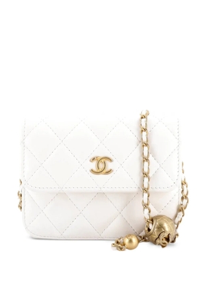 CHANEL Pre-Owned Pearl Crush Flap Clutch with Chain Quilted Lambskin Mini crossbody bag - White