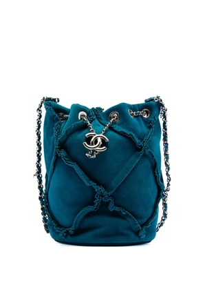 CHANEL Pre-Owned 2019 CC Suede Fringed Drawstring bucket bag - Blue