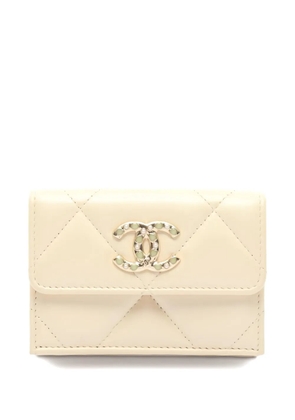 CHANEL Pre-Owned 2021 matelasse trifold leather wallet - Neutrals