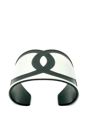 CHANEL Pre-Owned 2006 gigantic-logo cuff - White