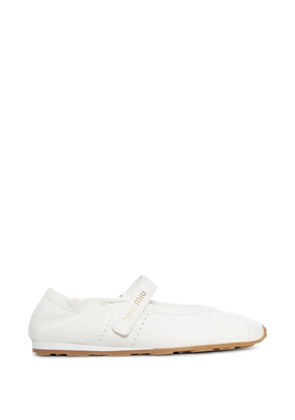Miu Miu logo-strap ballet flats - White