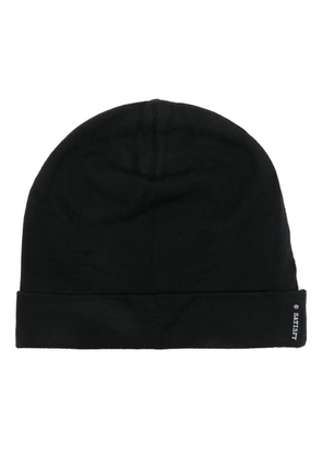 Satisfy logo-patch knitted beanie - Black