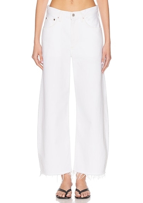 AGOLDE Low Curve Fray Jeans in Milkshake - White. Size 28 (also in ).