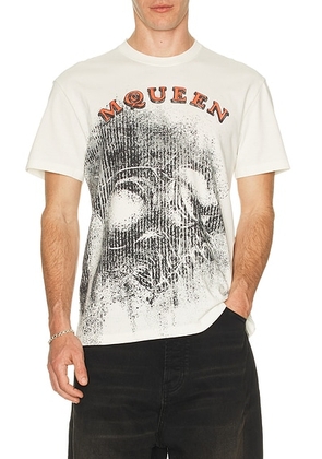 McQueen Spray Skull Print Tee Shirt in White & Black - White. Size L (also in M, S, XL/1X, XXL/2X).