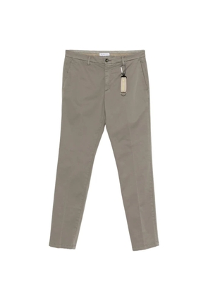 Manuel Ritz logo-patch belt-loop trousers - Brown