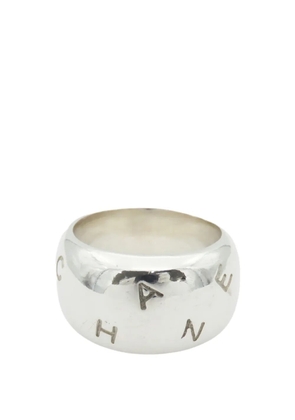 CHANEL Pre-Owned 2000-2020 Sterling Silver Engraved Logo Dome Ring costume earrings