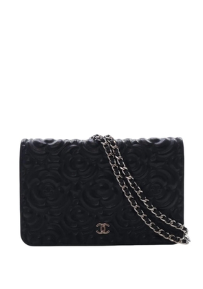 CHANEL Pre-Owned 2019 CC Embossed Lambskin Camellia Wallet On Chain crossbody bag - Black