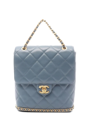 CHANEL Pre-Owned 2021 Camellia diamond-quilting chain-strap backpack - Blue