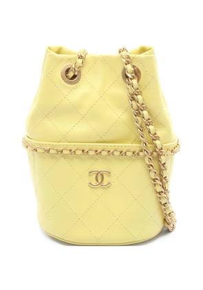 CHANEL Pre-Owned 2021 Matelasse chain bucket bag - Yellow