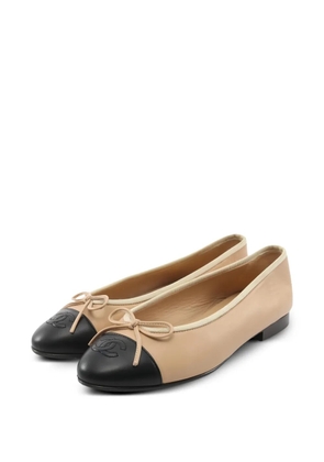 CHANEL Pre-Owned 1986 bow leather ballet shoes - Neutrals