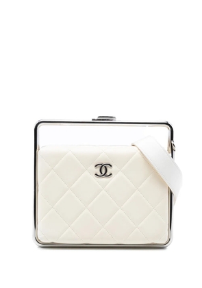 CHANEL Pre-Owned 2019 Quilted Lambskin Metal Bar Convertible Clutch satchel - White