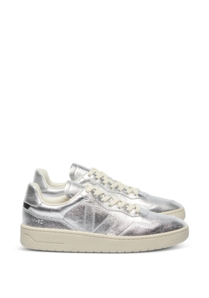 VEJA V-90 logo-detail sneakers - Silver
