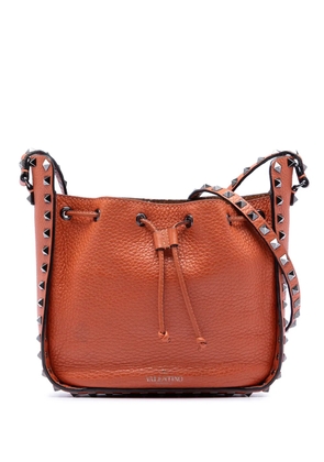 Valentino Garavani Pre-Owned 2018-2026 Grained Calfskin Rockstud bucket bag - Brown