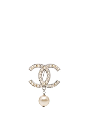 CHANEL Pre-Owned 2005 CC Silver Plated Faux Pearl Drop Brooch costume brooch - White
