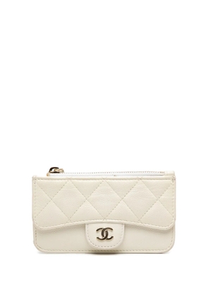 CHANEL Pre-Owned 2021-2025 CC Quilted Caviar Flap Zip card holder - White