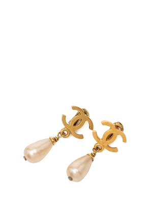 CHANEL Pre-Owned 1995 CC Gold Plated Faux Pearl Drop Clip On Earrings costume earrings - White