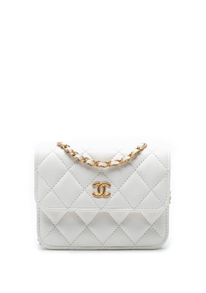 CHANEL Pre-Owned 2021 Mini CC Quilted Lambskin Pearl Crush Pouch with Chain crossbody bag - White