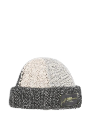 GANNI logo-appliqué beanie - Grey