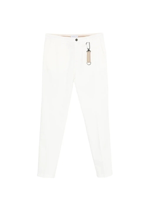 Manuel Ritz belt-loop logo-patch trousers - White