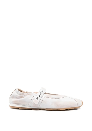 Miu Miu logo-strap ballet flats - White