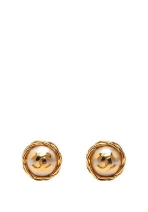 CHANEL Pre-Owned 1995 CC Gold Plated Faux Pearl Clip On Earrings costume earrings - White