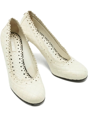 CHANEL Pre-Owned quilted leather pumps - White