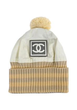 CHANEL Pre-Owned 1990-2000s logo-patch beanie hat - Neutrals
