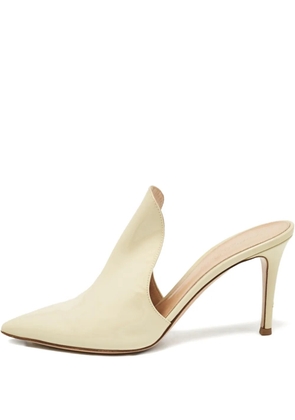Gianvito Rossi pre-owned patent-finish mules - Neutrals