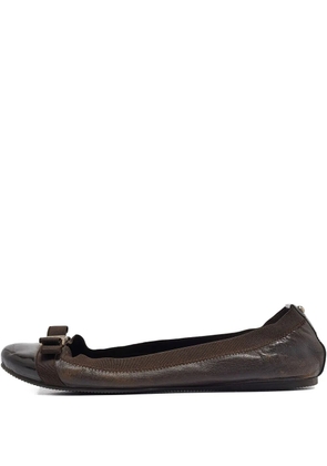 Carolina Herrera Vintage pre-owned patent-leather bow-detail ballet flats - Brown