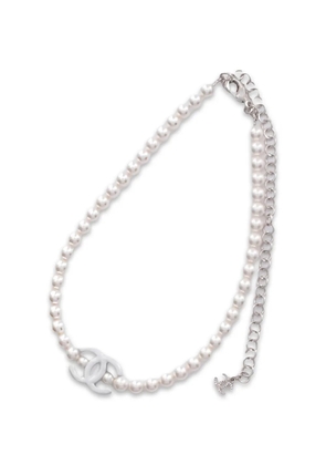 CHANEL Pre-Owned 1986 coco mark pearl necklace - Silver