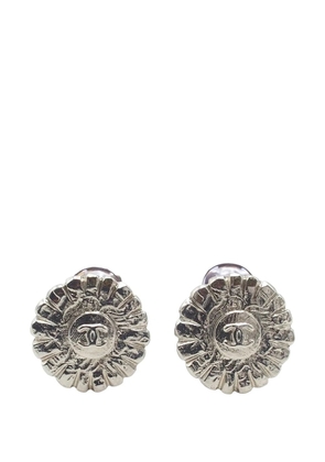 CHANEL Pre-Owned 1997 CC Silver Plated Sunflower Clip on Earrings costume earrings