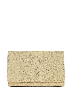 CHANEL Pre-Owned 2000 embossed-logo key case - Neutrals