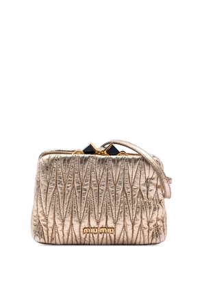 Miu Miu Pre-Owned 2010-2025 Metallic Matelasse Nappa Leather Kiss Lock crossbody bag - Gold