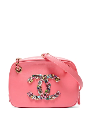 CHANEL Pre-Owned 2020 chain embellished cross body bag - Pink