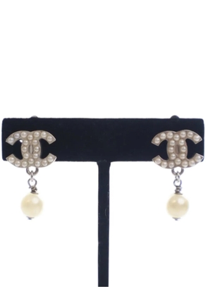 CHANEL Pre-Owned 2007 Silver Plated CC Faux Pearl Drop Clip On Earrings costume earrings