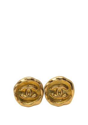 CHANEL Pre-Owned 1995 CC Gold Plated Round Button Clip On Earrings costume earrings