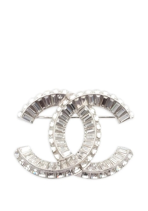 CHANEL Pre-Owned 1986-1988 Coco Mark rhinestone brooch - Silver