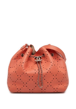 CHANEL Pre-Owned 2017-2018 Medium CC Perforated Caviar Drawstring bucket bag - Orange