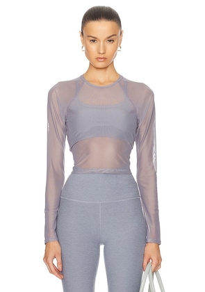 Beyond Yoga Show Off Mesh Long Sleeve Cropped Top in Cloud Gray - Grey. Size S (also in ).