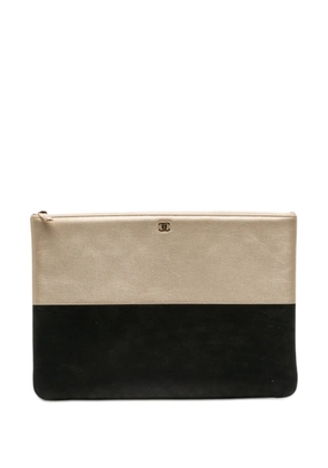 CHANEL Pre-Owned 2016-2017 Large Bicolor Caviar and Iridescent Calfskin O Case clutch bag - Gold