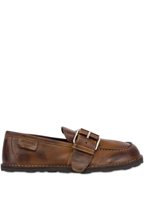 Moschino buckle-detailed leather loafers - Brown