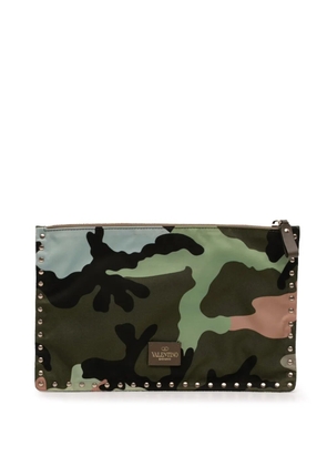 Valentino Garavani Pre-Owned 2000-2017 Nylon Rockstud Camouflage Zip clutch bag - Green
